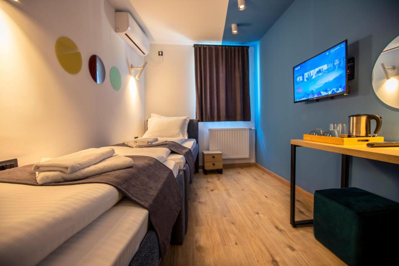 Hotel 4 Llulla Пристина Екстериор снимка
