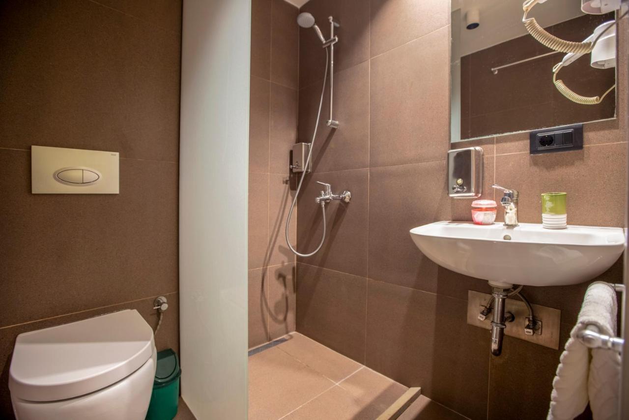 Hotel 4 Llulla Пристина Екстериор снимка