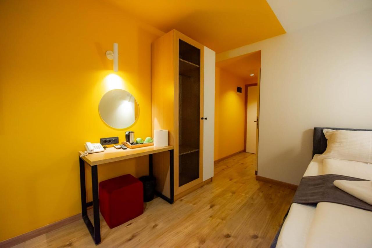 Hotel 4 Llulla Пристина Екстериор снимка